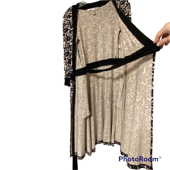 Diane von Furstenberg Black & Ivory Pure Silk Wrap Dress Size 4 - Picture 4 of 10